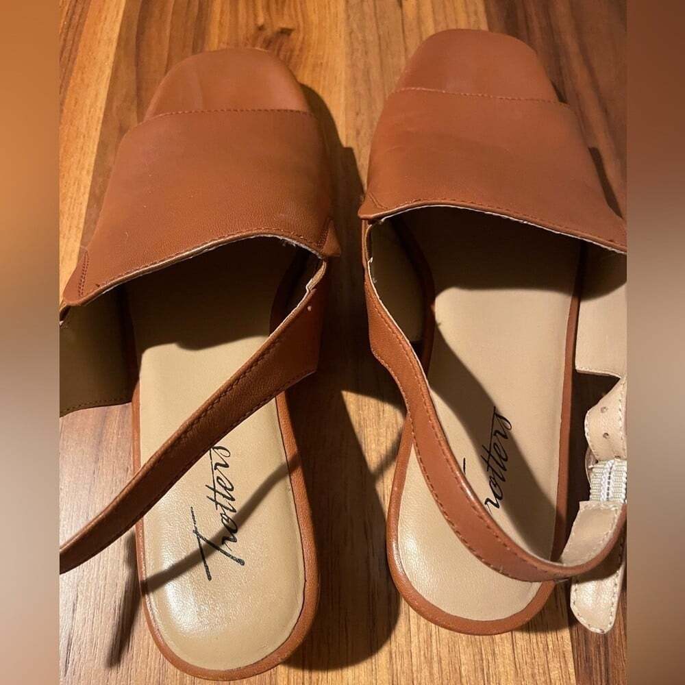 Trotters Women's Brown Mules - Picture 4 of 6